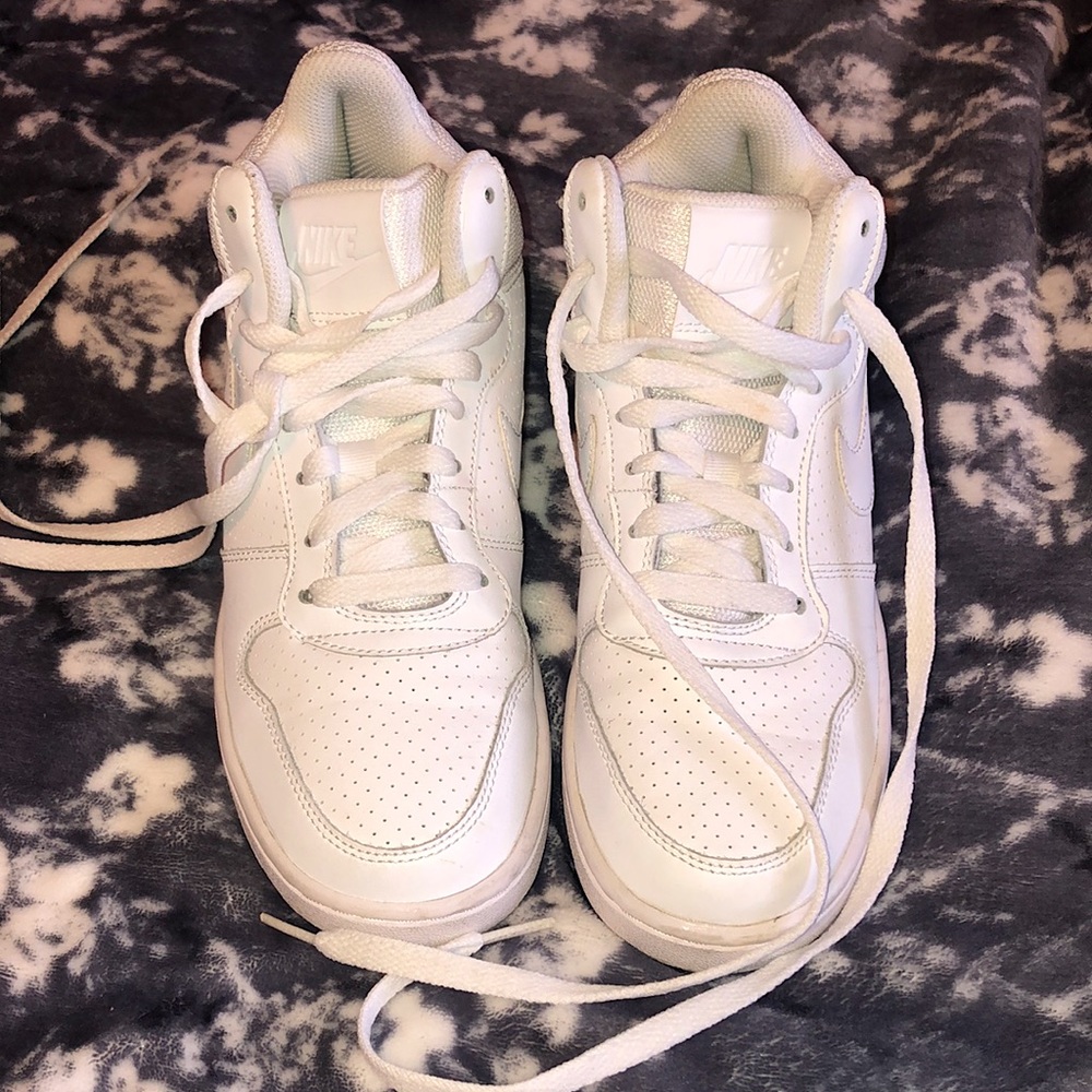 Women’s Nike shoes size 6